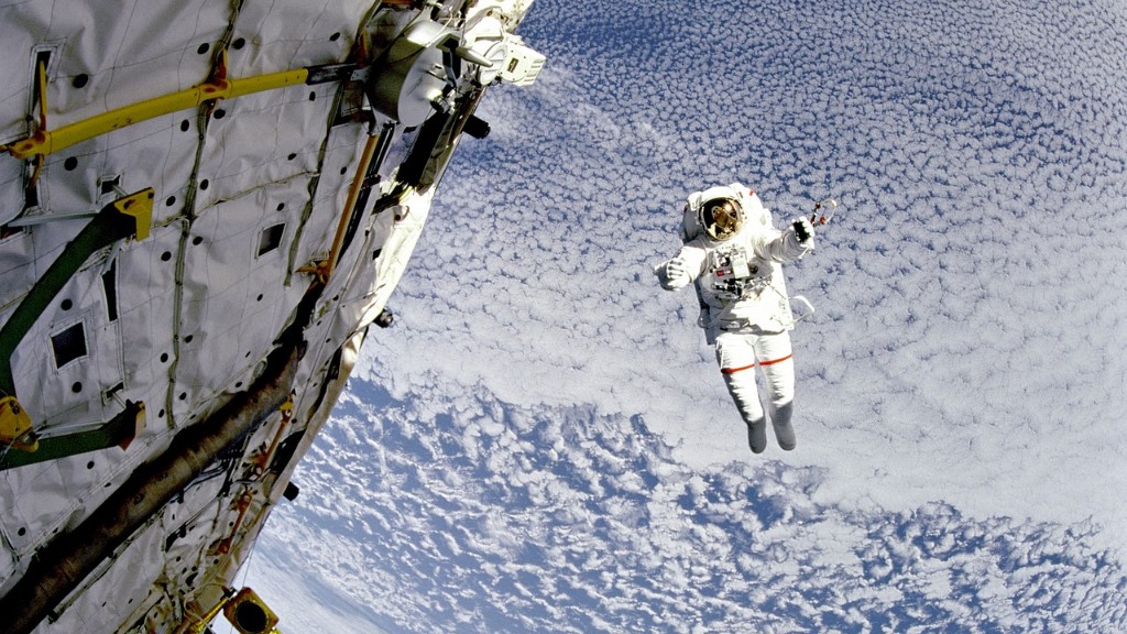 How much does a nasa engineer make per year?